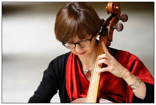 Anne-Sophie Moret joue du violoncelle